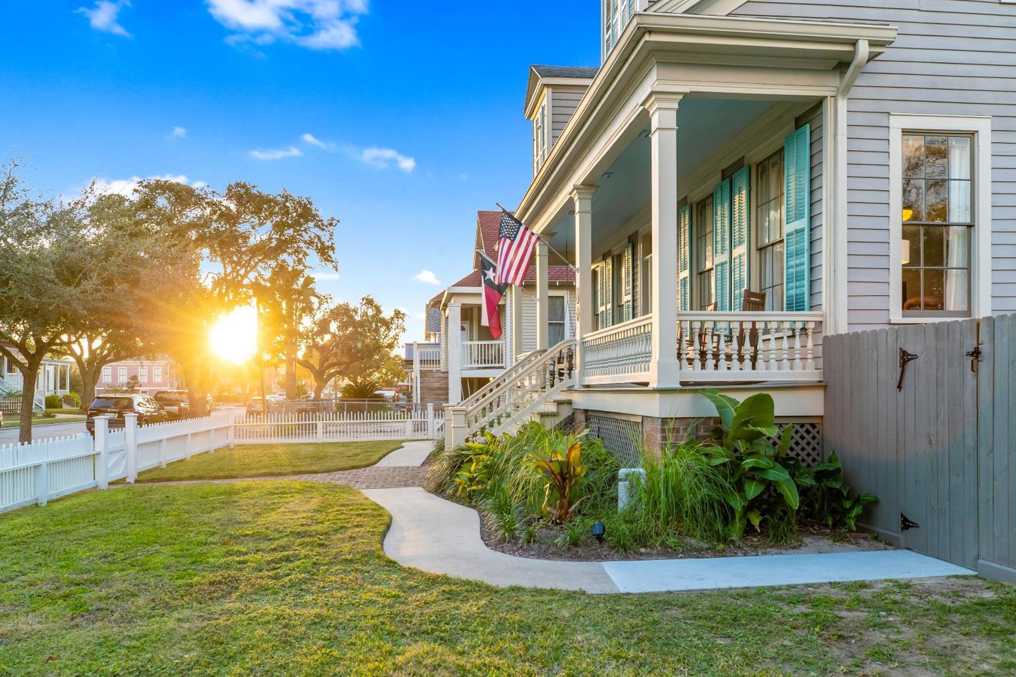 Villa Historic 1871 Coastal Breeze With Heated Pool - Restoring Galveston Extérieur photo